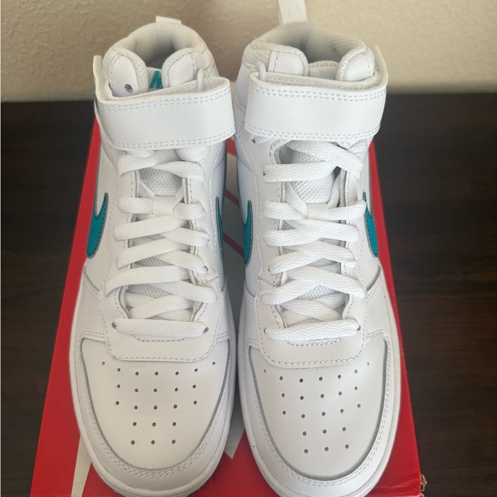 Nike White and Blue Sneakers Classic Style - Picture 9 of 9